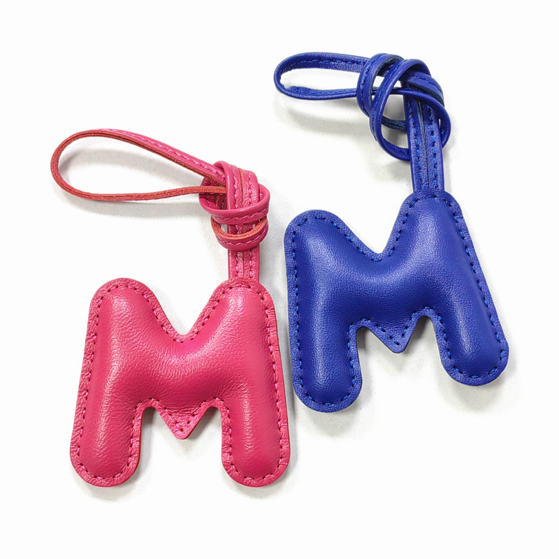Women Accessories Name In English - จี้หนังแกะรูปตัวอักษรภาษาอังกฤษ M สำหรับตกแต่งรถยนต์ เย็บมืออย่างประณีต สำหรับสุภาพสตรี ใช้ตกแต่งกระเป๋าเป้สะพายหลัง